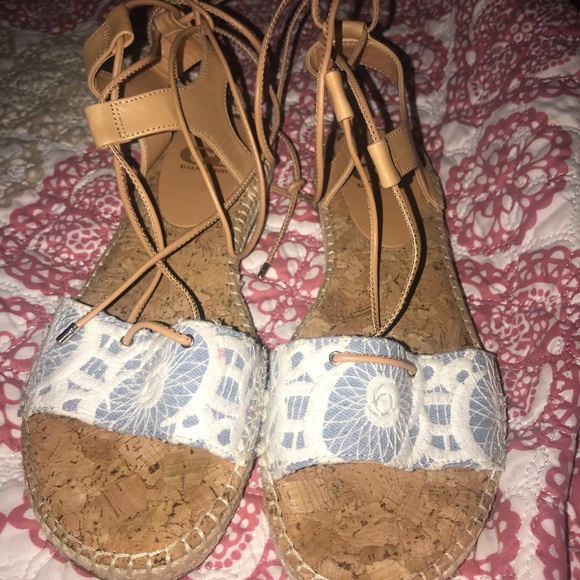 super cute gladiator sandals! with ties and flower - Picture 2 of 2